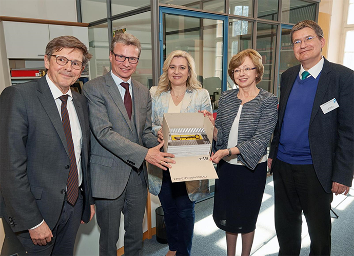 Staatsminister Bernd Sibler (2.v.l.) nimmt zusammen mit Staatsministerin Melanie Huml (Mitte) den Schlüssel für den Erweiterungsbau des Staatsarchivs Bamberg von Jürgen König (Leiter des Staatlichen Bauamts Bamberg, v.l.), Dr. Margit Ksoll-Marcon (Generaldirektorin der Staatlichen Archive) und Dr. Christian Kruse (Leiter des Staatsarchivs Bamberg) entgegen