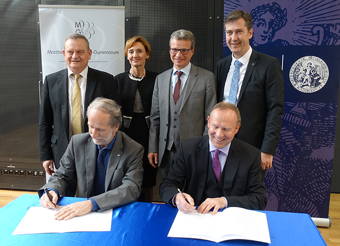 Kunstminister Bernd Sibler (Mitte) zusammen mit Landrat Martin Ländner (v. l.), dem Präsidenten der HfM Würzburg Prof. Dr. Christoph Wünsch, der Ministerialbeauftragten für die Gymnasien in Unterfranken Monika Zeyer-Müller, Schulleiter Dr. Martin Sachse-Weinert und Oberbürgermeister Christian Schuchardt