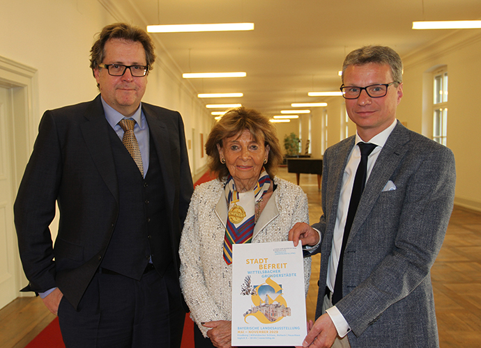 Kunstminister Bernd Sibler (r.), Charlotte Knobloch (Mitte) und Dr. Richard Loibl (l). mit dem neuen Entwurf für den Titel der Landesausstellung