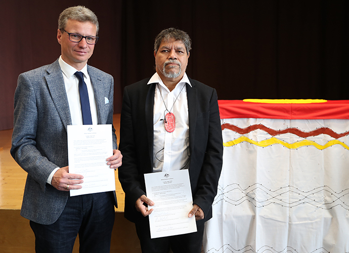 Foto: Kunstminister Bernd Sibler (l.) mit dem Ältesten der Gimuy Walubara Yidindji people und Oberhaupt der Community Gudju Gudju Fourmile
