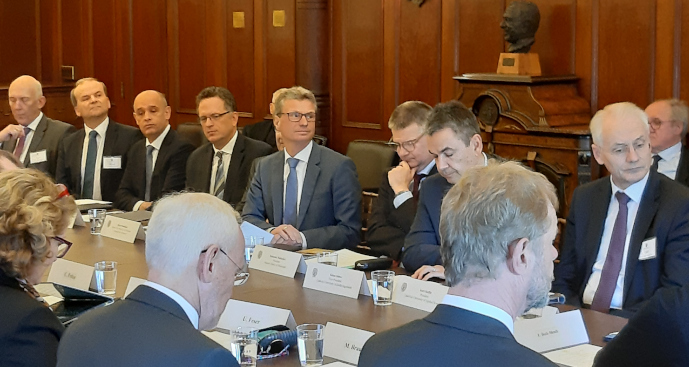 Wissenschaftsminister Bernd Sibler (5. v.l.) an der Georgetown University Washington im wissenschaftlichen Austausch mit bayerischen und amerikanischen Hochschulvertretern