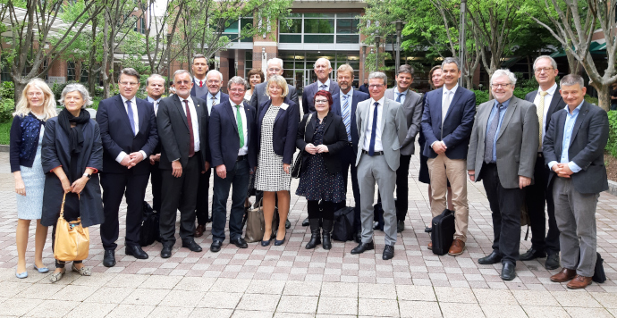 Wissenschaftsminister Bernd Sibler (7. v.r.) mit der bayerischen Delegation vor der Georgia Tech in Atlanta