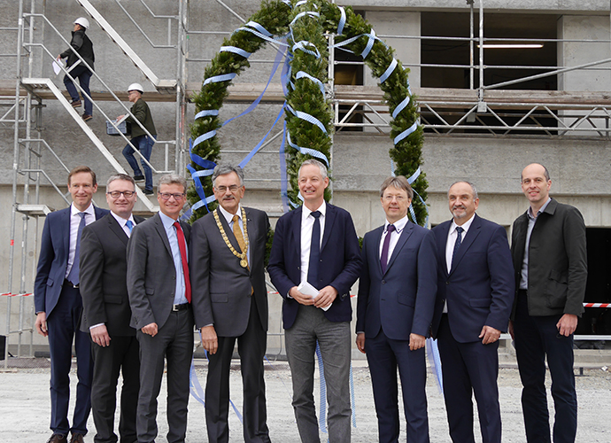 Wissenschaftsminister Bernd Sibler (3. v. l.) mit dem Regierungspräsidenten von Niederbayern Rainer Haselbeck, MdL Josef Zellmeier, TUM Präsident Prof. Dr. Wolfgang A. Herrmann, Oberbürgermeister Markus Pannermayr, Rektor Prof. Dr. Volker Sieber, Norbert Sterl vom Staatlichen Bauamt Passau sowie dem Projektleiter Christian Volles (v.l.n.r.)