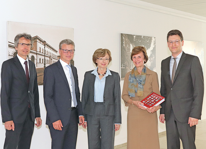 Staatsminister Bernd Sibler (2.v.l.) bei der Vorstellung des Nachlassverzeichnisses mit dem Direktor des Hauptstaatsarchivs Dr. Bernhard Grau, der Generaldirektorin der Staatlichen Archive Bayerns Dr. Margit Ksoll-Marcon, Archivdirektorin a.D. Dr. Sylvia Krauss und Archivdirektor Dr. Thomas Paringer (v.l.n.r.).