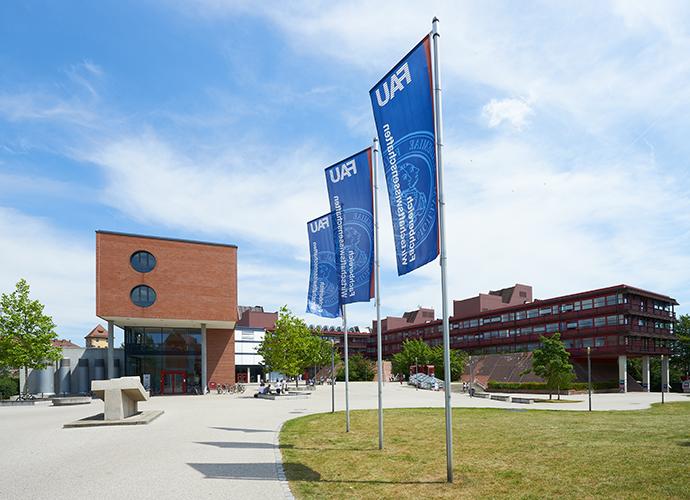 Blick auf das Fakultätsgebäude für den Fachbereich Wirtschaftswissenschaften an der FAU Erlangen-Nürnberg