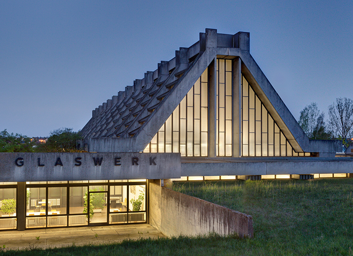 Die Architektur der Glaskathedrale geht auf den weltberühmten Bauhausgründer Walter Gropius zurück