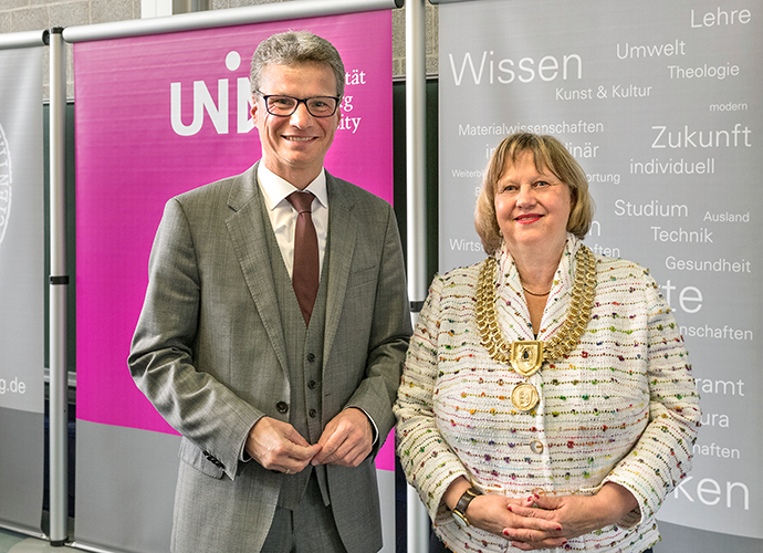 Wissenschaftsminister Bernd Sibler mit der Präsidentin der Universität Augsburg Prof. Dr. Sabine Doering-Manteuffel