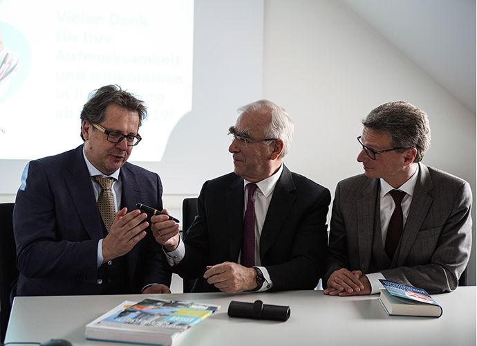 Dr. Theo Waigel übergab in Anwesenheit von Kunstminister Bernd Sibler (r.) den Maastricht-Füller an den Direktor des Hauses der Bayerischen Geschichte Dr. Richard Loibl (l.) für die Dauerausstellung im neuen Museum.