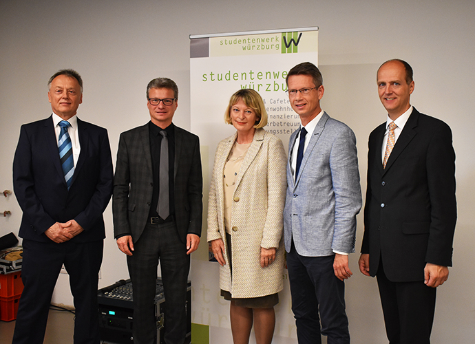 Wissenschaftsminister Bernd Sibler (2.v.l.) mit Michael Ullrich (Geschäftsführer Studentenwerk Würzburg, Prof. Dr. Andrea Klug (Vizepräsidentin Deutsches Studentenwerk DSW), Sebastian Remelé (Oberbürgermeister Stadt Schweinfurt) und Prof. Dr. Robert Grebner (Präsident der Fachhochschule Würzburg Schweinfurt FHWS) (v.l.n.r.)
