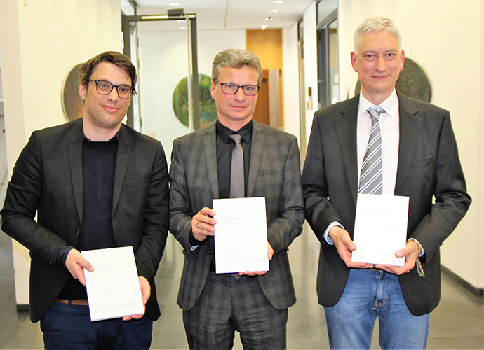 Kunstminister Bernd Sibler (m.) stellte den Tätigkeitsbericht zur Provenienzforschung in Bayern 2018 gemeinsam mit Dr. Johannes Gramlich (l.) und Dr. Stephan Kellner vor
