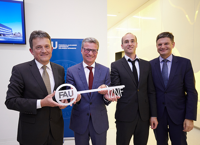 Wissenschaftsminister Bernd Sibler (2.v.l.) bei der Übergabe des symbolischen Schlüssels durch Dieter Maußner, dem Leiter des Staatlichen Bauamts Erlangen-Nürnberg, an den Sprecher des IZNF und Leiter des Lehrstuhls für „Chemistry of Thin Film Materials“ Prof. Dr. Julien Bachmann und den Präsidenten der FAU Erlangen-Nürnberg Prof. Dr.-Ing. Joachim Hornegger (v.l.n.r.)