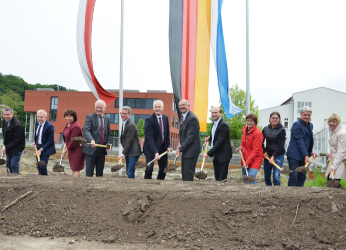 Wissenschaftsminister Bernd Sibler (5. v.l.) mit Reinhard Piper (Leiter Staatliches Bauamt Landshut), Dr. Johann Rist (Kanzler Hochschule Landshut), Ruth Müller (MdL), Alexander Putz (Oberbürgermeister Stadt Landshut), Prof. Dr. Karl Stoffel (Präsident Hochschule Landshut), Anton Satzl (stv. Landrat Landkreis Landshut), Florian Oßner (MdB), Rosi Steinberger (MdL), Beate Meister (Baugeschäft Paul Meister), Christian Illner (HIW Architekten GmbH, Bogen) sowie Gerlinde Frammelsberger (Geschäftsführerin Studentenwerk Niederbayern-Oberpfalz) (v.l.n.r.)