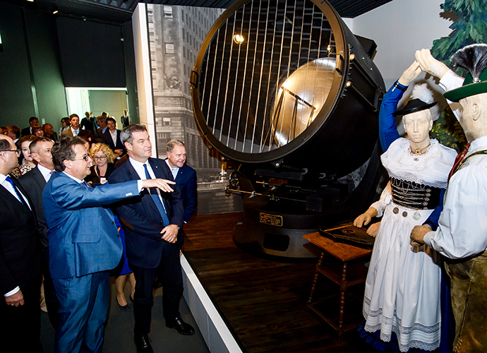 Dr. Richard Loibl (3. v. l.) führte bei der feierlichen Eröffnung Ministerpräsident Dr. Markus Söder und eine Delegation an Ehrengästen persönlich durch die Ausstellungsräume