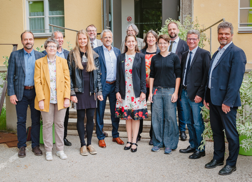 Wissenschaftsminister Bernd Sibler (2. v.r.) mit Prof. Dr. Matthias Drösler, Prof. Dr. Elke Meinken, Prof. Dr. Ralf Schlauderer, Preisträgerin Sarah Engelmayer, HSWT-Vizepräsident Prof. Dr. Carsten Lorz, HSWT-Präsident Dr. Eric Veulliet, Preisträgerin Milicia Kocic, HSWT-Vizepräsidentin Prof. Dr. Sabine Homann-Wenig, Prof. Dr. Marion Stoffels-Schmid, Preisträgerin Leonie Wagner, Oberbürgermeister Tobias Eschenbacher und HSWT-Vizepräsident Prof. Dr. Markus Reinke (von links nach rechts)