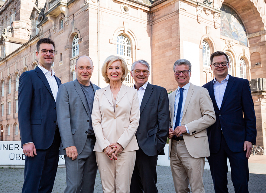 Kunstminister Bernd Sibler (2.v.r.) mit dem Geschäftsführenden Direktor des Deutschen Bühnenvereins Marc Grandmontagne, dem Staatsintendanten des Staatstheaters Nürnberg Jens-Daniel Herzog, der Kulturreferentin der Stadt Nürnberg Prof. Dr. Julia Lehner, dem Präsidenten des Deutschen Bühnenvereins Prof. Ulrich Khuon und dem Geschäftsführenden Direktor des Staatstheaters Nürnberg Christian Ruppert (v.l.n.r.)
