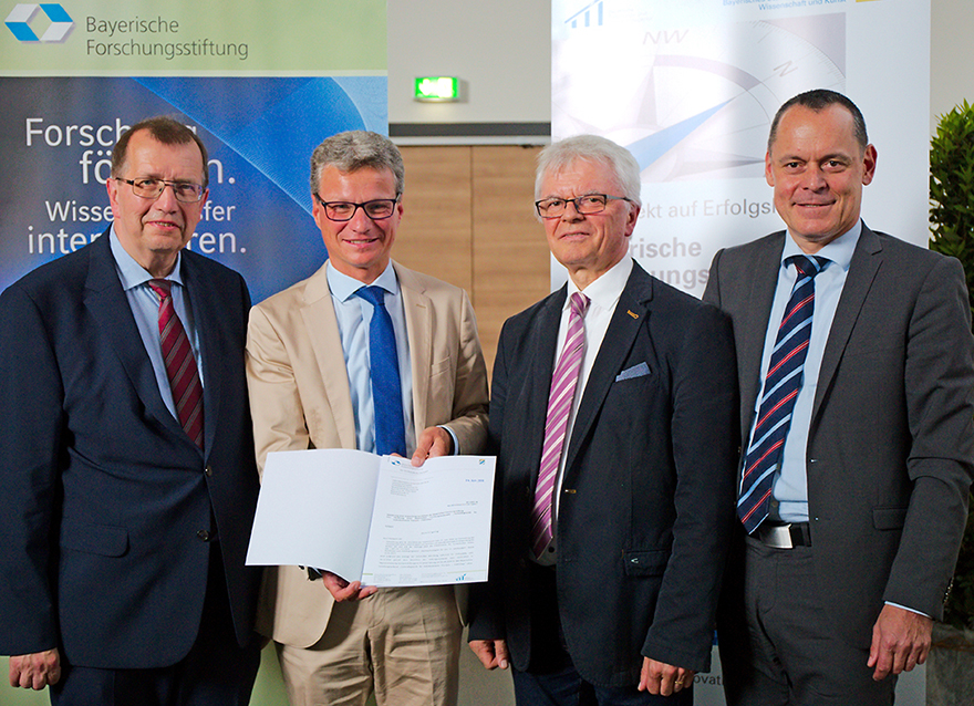 Wissenschaftsminister Bernd Sibler (2. v. l.) bei der Übergabe des Förderbescheids an (v.l.) Würzburgs Universitätspräsidenten Professor Dr. Alfred Forchel, Professor Franz Jakob vom Lehrstuhl für Orthopädie der Universität Würzburg und Dr. Christian Haslbeck von der Bayerischen Forschungsstiftung