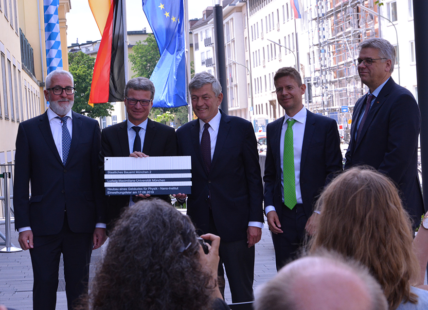 Wissenschaftsminister Bernd Sibler (2.v.l.) bei der Eröffnung des Nano-Instituts mit Eugen Bauer (Leitender Baudirektor Staatliches Bauamt München 2), Prof. Dr. Bernd Huber (Präsident der LMU), Prof. Dr. Stefan Maier (Lehrstuhl für Experimentalphysik – Hybride Nanosysteme) und Prof. Dr. Jochen Feldmann (Lehrstuhl für Photonik und Optoelektronik und Baubeauftragter für das Nano-Institut) (v.l.n.r.)