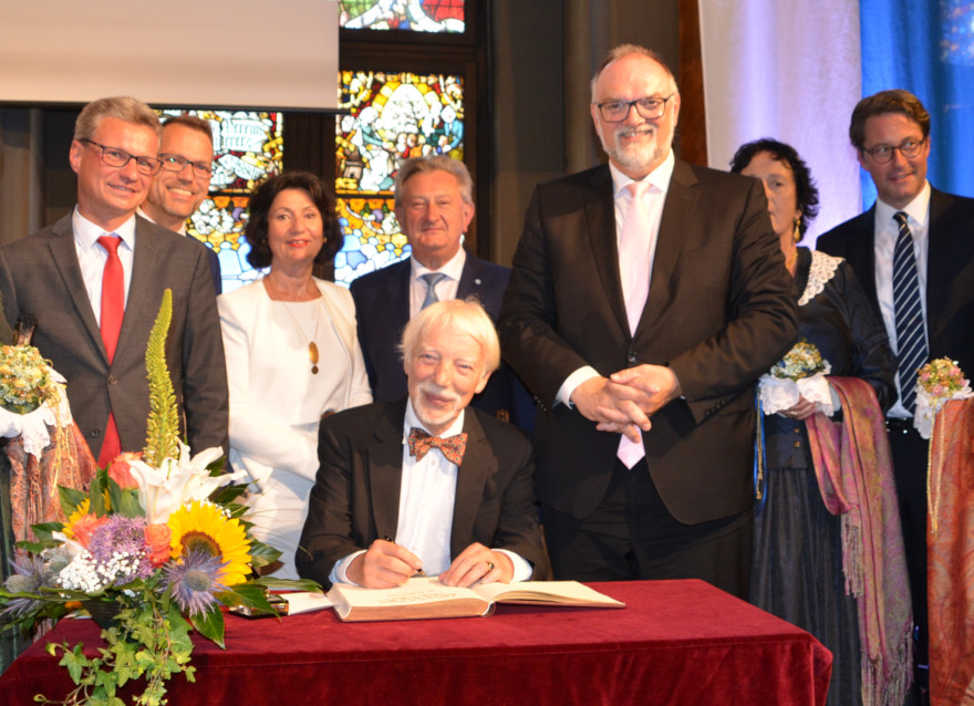 Kunstminister Bernd Sibler (1.v.l) mit Dr. Carsten Gerhard, künstlerischer Leiter der EW, Rosemarie Weber, Vorstandsvorsitzende der EW, Franz Meyer, Landrat der Landkreises Passau, Jürgen Dupper, Oberbürgermeister der Stadt Passau, Andreas Scheuer, MdB, Bundesminister für Verkehr und digitale Infrastruktur (v.l.n.r) sowie Festredner Prof. Jan Assmann (Mitte)
