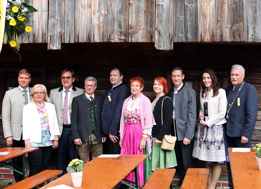 Kunstminister Bernd Sibler (4. v. l.) mit dem Bezirkstagspräsidenten Dr. Olaf Heinrich, der stellv. Landrätin von Freyung-Grafenau Helga Weinberger, Bezirkstagsvizepräsidenten Dr. Thomas Pröckl, Landrat Michael Fahmüller, der ehem. Landtagsabgeordneten Reserl Sem, Bezirksrätin Mia Goller, Regierungspräsidenten Rainer Haselbeck, Nicole Bauer MdB und dem 1. Bürgermeister des Marktes Massing Josef Aue (v.l.n.r.)
