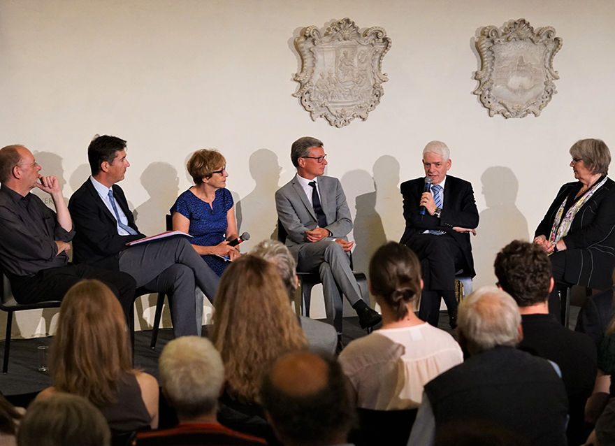 Kunstminister Bernd Sibler (Mitte) bei der Podiumsdiskussion mit dem Direktor des Jüdischen Museums München Bernhard Purin, dem Würzburger Oberbürgermeister Christian Schuchardt, der Moderatorin Barbara Markus (BR), dem Zentralratspräsidenten der Juden in Deutschland Dr. Josef Schuster und der Museumsleiterin des Museums für Franken Claudia Lichte (v.l.n.r.)