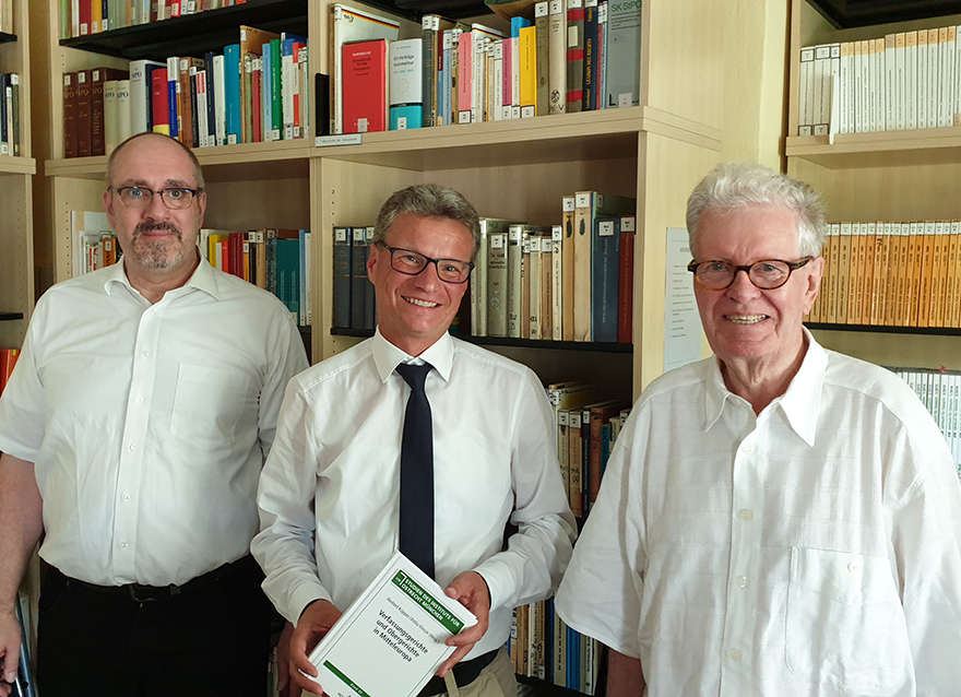 Staatsminister Bernd Sibler (Mitte) mit Prof. Dr. Dres. h.c. Friedrich-Christian Schroeder (r.) und Prof. Dr. Dr. h.c. Herbert Küpper (l.)