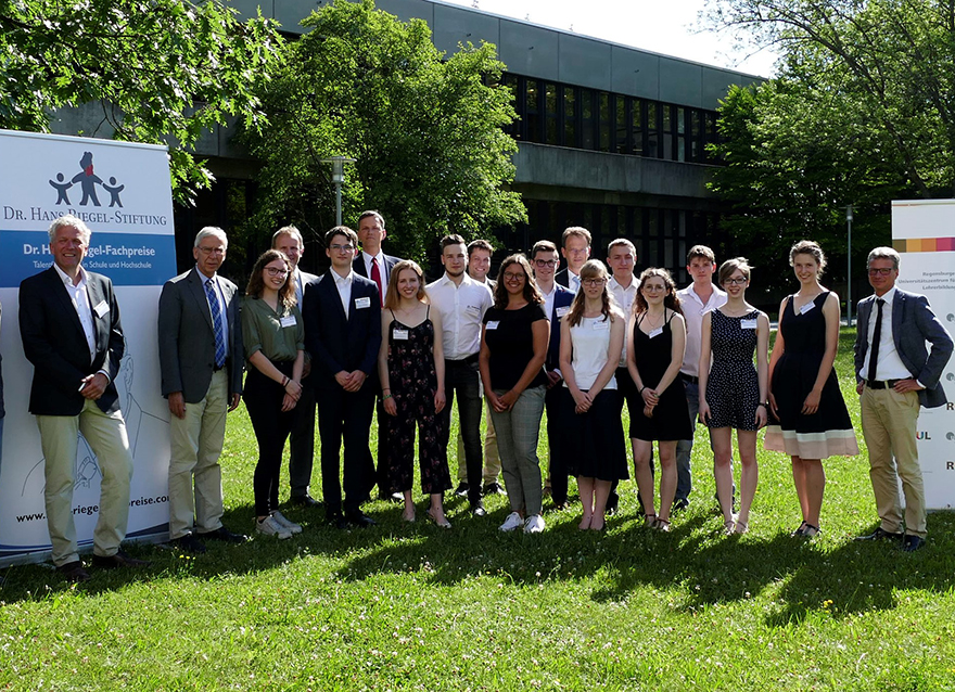Wissenschaftsminister Bernd Sibler (r.) mit dem Präsidenten der Universität Regensburg Prof. Dr. Udo Hebel (2.v.l.) und den ausgezeichneten Schülerinnen und Schülern sowie weiteren Vertretern von Hochschule und Stiftung