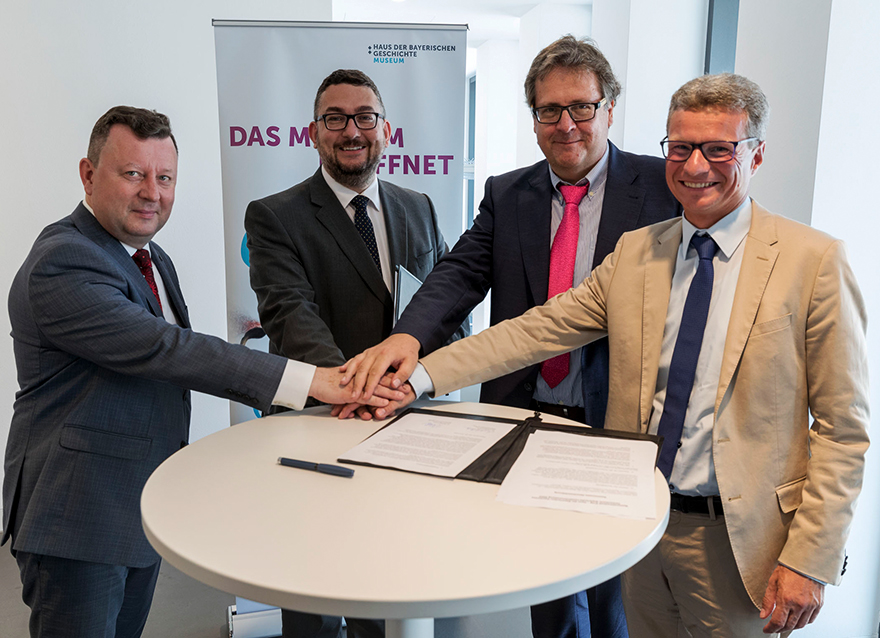 Staatsminister Bernd Sibler (r.) nach der Unterzeichnung der Absichtserklärung für eine tschechisch-bayerische Landesausstellung zur Barockzeit im Jahr 2023 mit dem tschechischen Kulturminister Antonín Staněk, dem Generaldirektor des Nationalmuseums Prag Dr. Michal Lukeš und dem Direktor des Hauses der Bayerischen Geschichte Dr. Richard Loibl (v.l.n.r.)