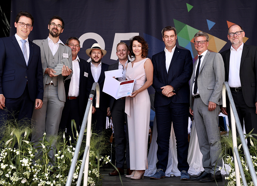 Ministerpräsident Dr. Markus Söder (3.v.r.) zusammen mit Wissenschaftsminister Bernd Sibler (2.v.r.) beim Gruppenbild nach der Verleihung des „Deggendorfer Hochschulpreises 2019“ unter anderem mit Deggendorfs Oberbürgermeister Dr. Christian Moser (l.) und dem Präsidenten der Technischen Hochschule Deggendorf Prof. Dr. Peter Sperber (rechts)