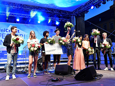 Das Finale des Musikwettbewerbs „Tradition und Moderne“ mit den vier Finalistenteams und den Gewinnern „Zweifel und Caecilia“: Levent Geiger, Annalea Hummel, die Gewinner „Zweifel und Caecilia“ (mit Scheck), „Blaurosa“ (v.l.n.r.)