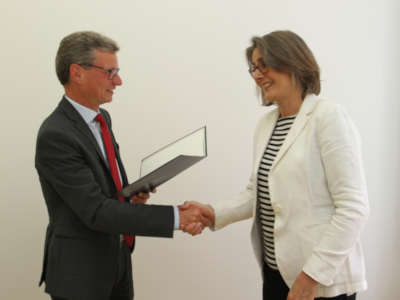 Staatsminister Bernd Sibler gratuliert Prof. Barbara Stollberg-Rilinger