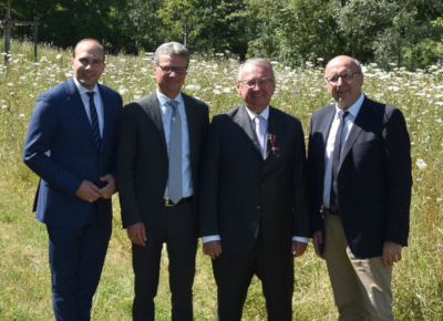 Staatsminister Bernd Sibler (2. v. l.) mit Ordensträger Wolfgang Gural (2. v. r.), Landrat Martin Neumeyer (r.) und MdB Florian Oßner (l.)