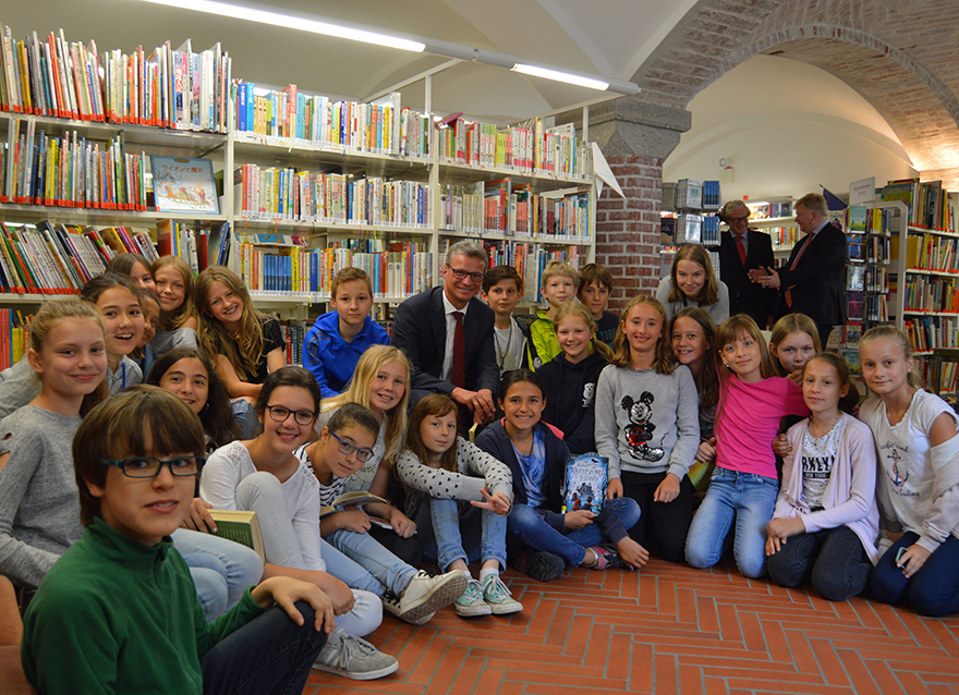 Staatsminister Bernd Sibler verschaffte sich gemeinsam mit Schülerinnen und Schülern (5. Jgst.) des Städtischen Thomas Mann Gymnasiums München vor Ort einen Überblick über das großartige Angebot der IJB