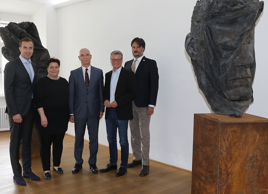 Kunstminister Bernd Sibler (2.v.r.) mit dem ungarischen Generalkonsul Gábor Tordai-Lejkó, der Direktorin des Museums Moderner Kunst – Wörlen Passau Dr. Marion Bornscheuer, dem Sonderbotschafter des Ministerpräsidenten und Beauftragten des Ministerpräsidenten für gesellschaftliche Angelegenheiten Zoltán Balog sowie dem Generalsekretär der Ungarischen Akademie der Künste Dr. Tamás Gergely Kucsera (v.l.n.r.) bei der Ausstellungseröffnung