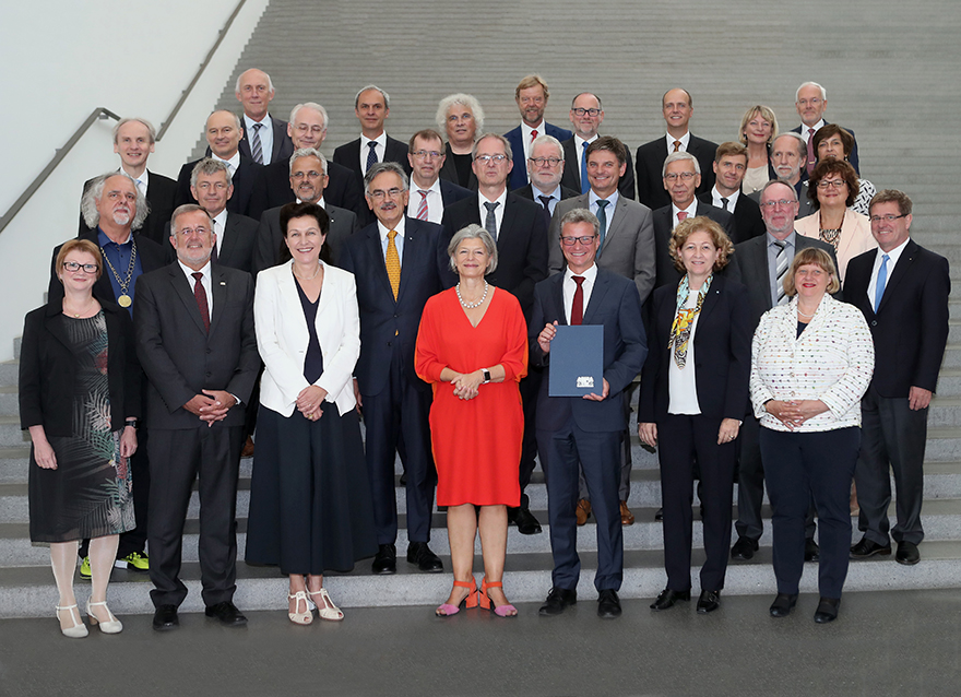 Wissenschaftsminister Bernd Sibler (vorne, 3.v.r.) mit den 32 Präsidentinnen und Präsidenten der bayerischen staatlichen Hochschulen