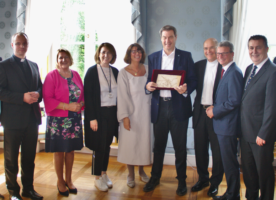 Ministerpräsident Dr. Markus Söder (4.v.r.) und Kunstminister Bernd Sibler (2.v.r.) mit Gerhard Ruf, 1. Vorsitzende Freunde des Juramuseums e.V., Regens Michael Wohner, Eva Gottstein, MdL, Tanja Schorer-Dremel, MdL, Prof. Dr. Gabriele Gien, Präsidentin der KU, Generalvikar Dr. Dr. Peter Beer und Prof. Dr. Gerhard Haszprunar, Generaldirektor der staatlichen naturwissenschaftlichen Sammlungen Bayerns (v.l.n.r.)