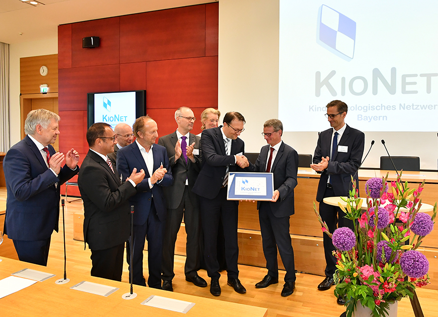 Wissenschaftsminister Bernd Sibler (2.v.r.) zusammen mit (v.l.n.r.) dem Vizepräsidenten des Bayerischen Landtags Karl Freller, Prof. Dr. med. Selim Corbacioglu (Universitätsklinikum Regensburg), Prof. Dr. med. Paul-Gerhardt Schlegel (Universitätsklinikum Würzburg), Prof. Dr. med. Stefan Burdach (Kinderklinik München-Schwabing), Prof. Dr. Dr. med. Michael Frühwald (Universitätsklinikum Augsburg), PD Dr. Dr. med. Irene Teichert-von Lüttichau (Kinderklinik München-Schwabing), Prof. Dr. med. Markus Metzler (Universitätsklinikum Erlangen) und Prof. Dr. med. Tobias Feuchtinger (Kinderklinik LMU München)