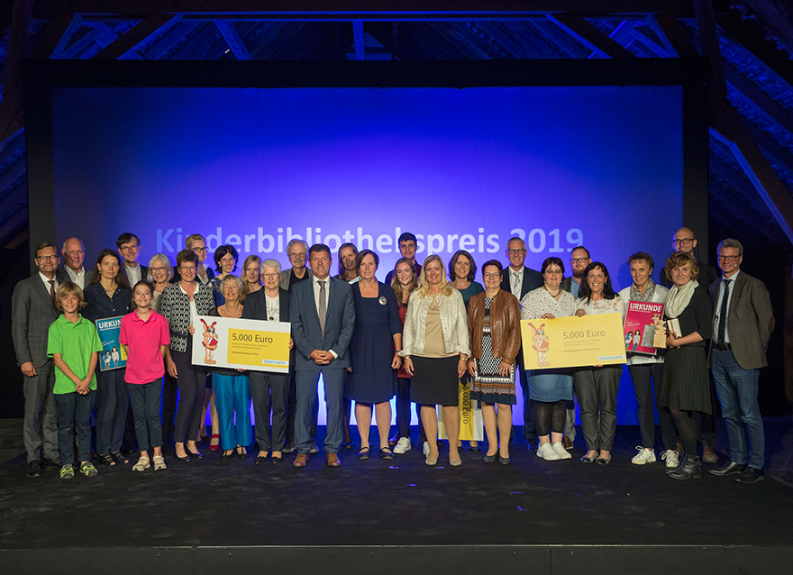 Kinderbibliothekspreis und Paul Maar-Preis „Korbinian“ 2019 verliehen: Die Freude ist groß bei den fünf Gewinner-Büchereien des Kinderbibliothekspreises 2019 und der diesjährigen Paul Maar-Preisträgerin Lara Schützsack