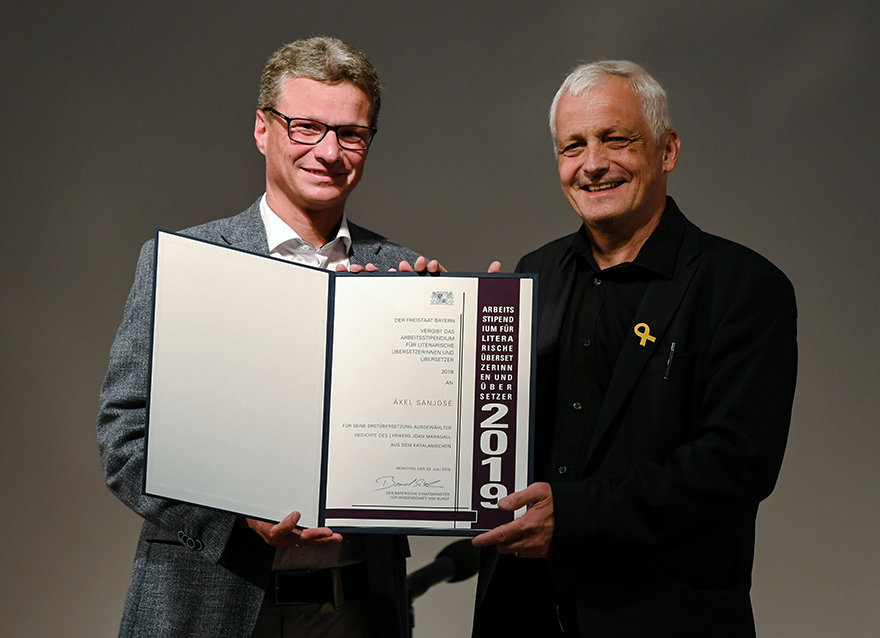Kunstminister Bernd Sibler händigte die Auszeichnung an Àxel Sanjosé im Literaturhaus München aus