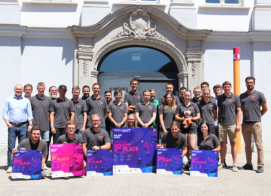 Das erfolgreiche Starkstrom-Team mit Hochschulpräsident Prof. Dr. Gordon Thomas Rohrmair (links)