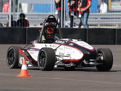 Mit seinem selbst gebauten autonom fahrenden Rennwagen „Fenja“ hat Starkstrom bei der Formula Student East den zweiten Platz in der Gesamtwertung der Kategorie Driverless/Autonomes Fahren belegt