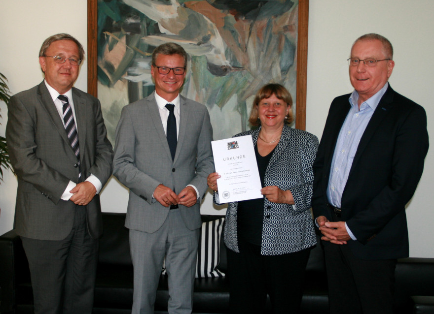 Wissenschaftsminister Bernd Sibler (2.v.l.) mit Prof. Dr. Sabine Doering-Manteuffel (2.v.r.), Ehemann Prof. Dr. Anselm Doering-Manteuffel (r.) und Ministerialdirigent Dr. Michael Mihatsch (l.)