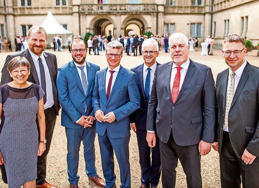 Kunstminister Bernd Sibler (Mitte) mit Heidrun Piwernetz, Regierungspräsidentin Oberfrankens, MdL Martin Mittag, Landrat Sebastian Straubel, Bernd Schreiber, Leiter der Schlösserverwaltung, Oberbürgermeister Norbert Tessmer und Matthias Müller, Leiter der Coburger Landesstiftung (v.l.n.r.)