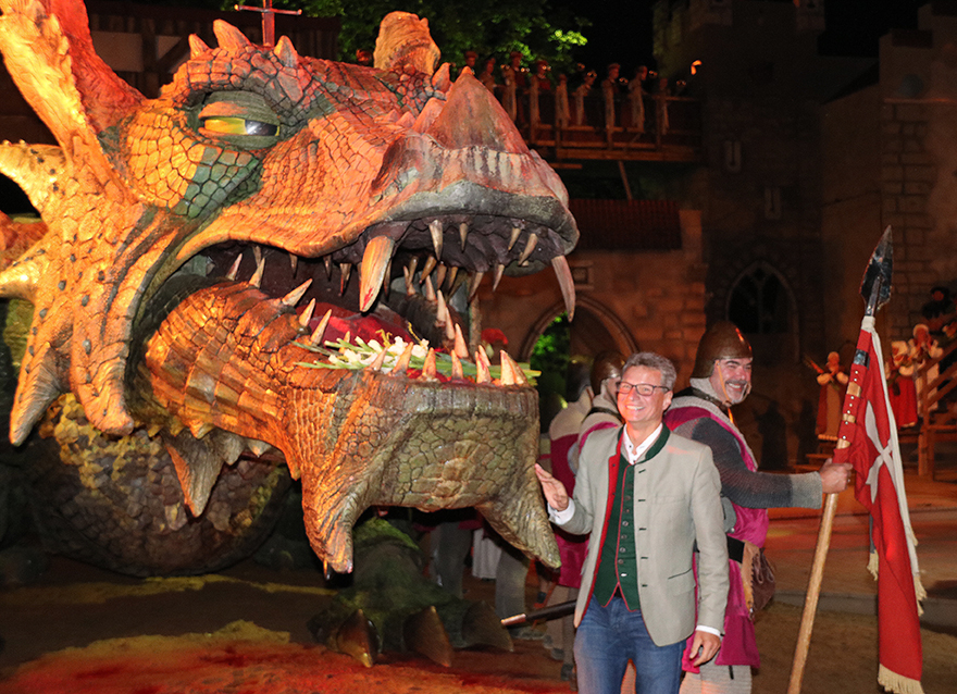 Kunstminister Bernd Sibler und Fanny, der Further Drache