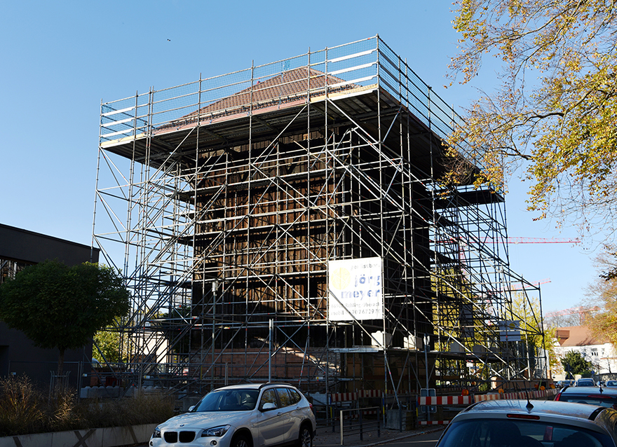 Der zur Sanierung eingerüstete Färberturm in Augsburg