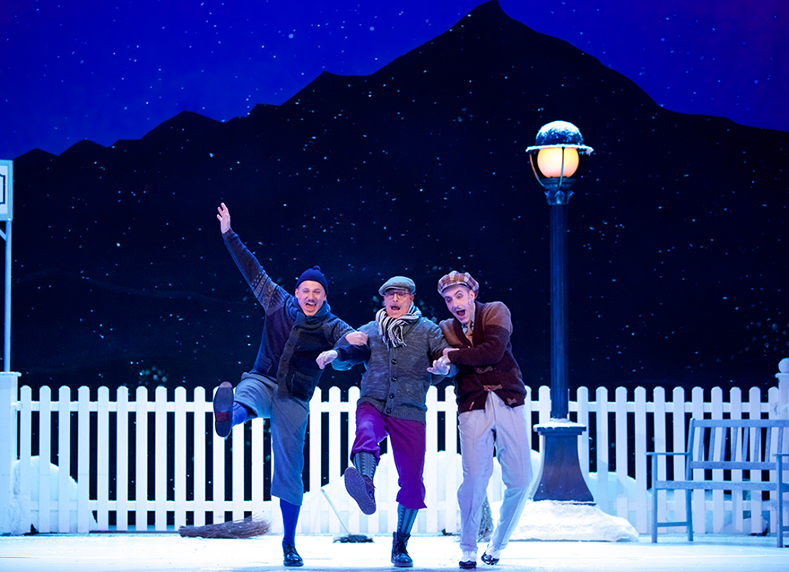 Szene aus dem Musical „Drei Männer im Schnee“ mit Armin Kahl als Dr. Fritz Hagedorn, Erwin Windegger als Eduard Tobler und Alexander Franzen als Johann Kesselhuth in den Hauptrollen (v.l.n.r.)