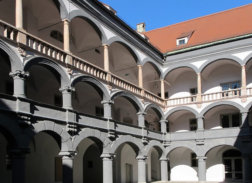 Auch in der „Alten Münze“, dem Hauptsitz des Bayerischen Landesamts für Denkmalpflege (BLfD in München, wird es ein abwechslungsreiches Programm geben: Die Ausstellung LOST TRACES in der Säulenhalle, Vorträge zur Arbeit des BLfD und ein spannendes Kinderprogramm mit Ausgrabungen in der Box sowie eine Kinder-Restaurierungswerkstatt