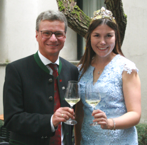 Kunstminister Bernd Sibler stößt mit der fränkischen Weinkönigin Carolin Meyer an