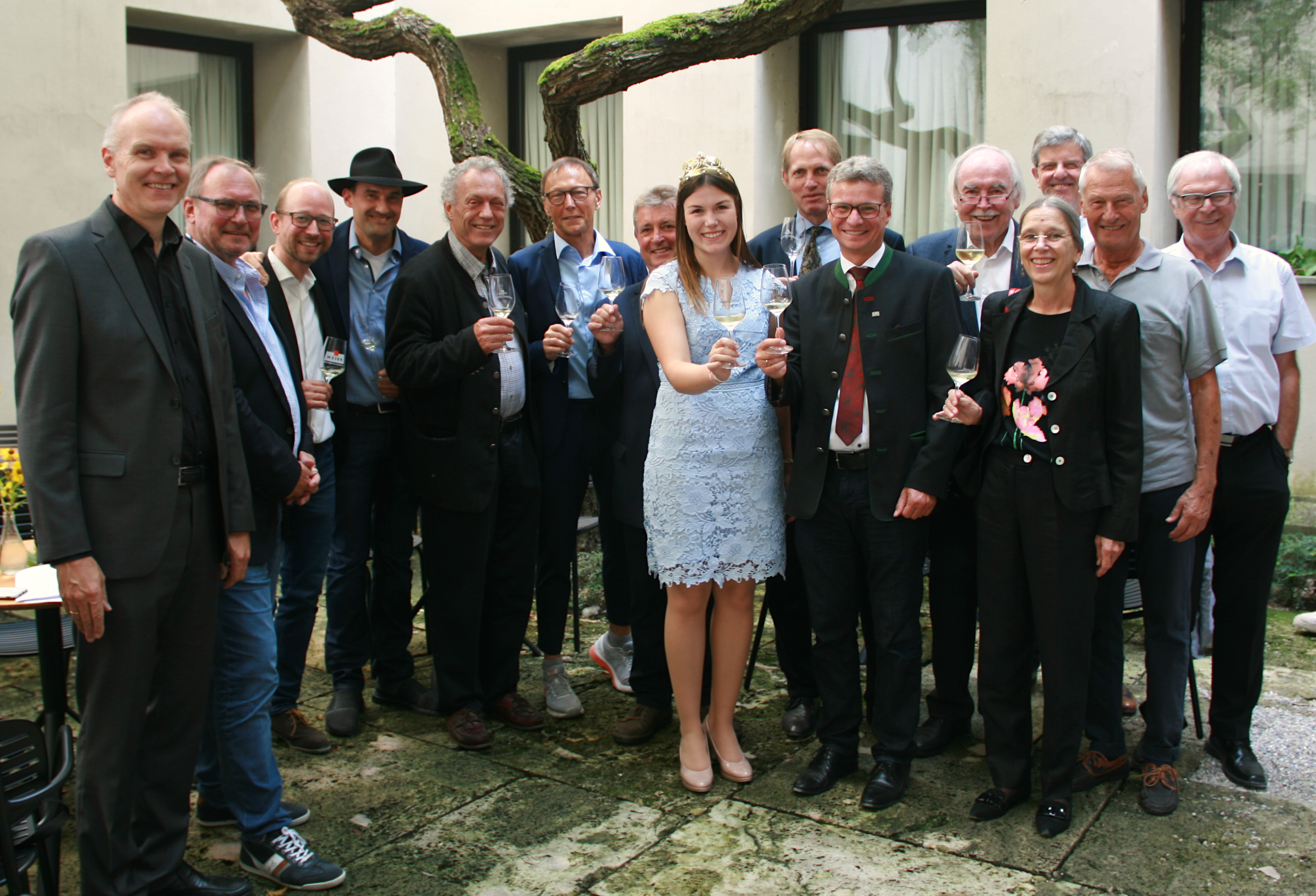 Kunstminister Bernd Sibler (6. v.r.) mit Thomas Hammerich (Weingut Bürgerspital zum Heiligen Geist in Würzburg), Waldemar Braun (Weingut Waldemar Braun in Nordheim), Markus Meier (Weingut Meier-Schmidt in Ulsenheim), Martin Steinmann (Weingut Schloss Sommerhausen in Sommerhausen), Dr. Manolis Manoussakis (Gastronom, Mitglied der Fachjury), Hermann Mengler (Bezirk Unterfranken, Vorsitzender der Jury bei der Verkostung und Prämierung des Museumsweins), Max Markert (Weingut Max Markert in Eibelstadt), Carolin Meyer (Fränkische Weinkönigin), Dr. Florian Knauß (Leitender Sammlungsdirektor Staatliche Antikensammlungen und Glyptothek München), Dieter Hanitzsch (Karikaturist, Mitglied der Fachjury), Dr. Claudia Blank (Leiterin Deutsches Theatermuseum München), Prof. Michael Roßnagl (Vorsitzender des Verein der Freunde der Staatlichen Antikensammlungen und Glyptothek München), Prof. Dr. Thomas Gruber (ehem. Intendant des Bayerischen Rundfunks; Mitglied der Fachjury), Toni Schmid (Bayerisches Staatsministerium für Wissenschaft und Kunst, Ministerialdirigent a. D.; Mitglied der Fachjury) (v.l.n.r.)