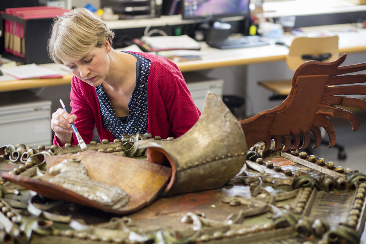 Eine Restauratorin analysiert die Anwendung verschiedener Techniken zur Gestaltung dreidimensionaler Totenschilde im Rahmen eines Forschungsprojektes am Germanischen Nationalmuseum in Nürnberg
Copyright: DAAD/Jan Zappner