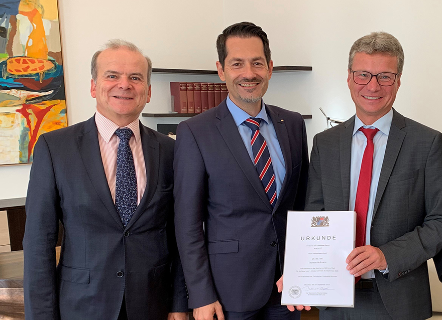 Wissenschaftsminister Bernd Sibler (r.) überreichte Prof. Dr. Thomas F. Hofmann (m.) im Beisein von Amtschef Ministerialdirektor Dr. Rolf-Dieter Jungk (l.) die Ernennungsurkunde